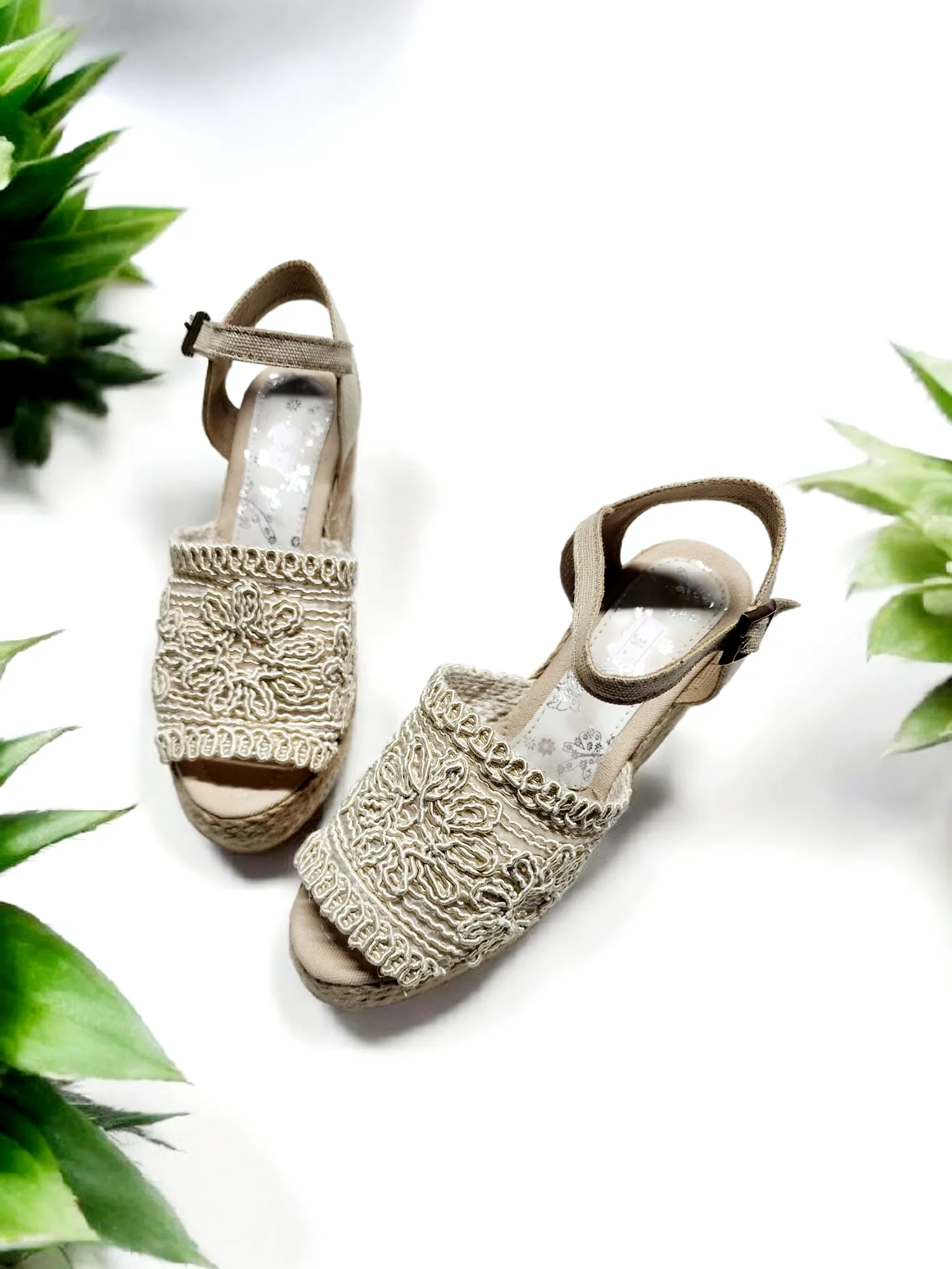 Nakışlı Burnu Açık 8 cm Topuk Yazlık Sandalet Nakışlı Burnu Açık 8 cm Topuk Yazlık Sandalet